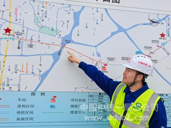 工作中的李文磊 工作中的李文磊