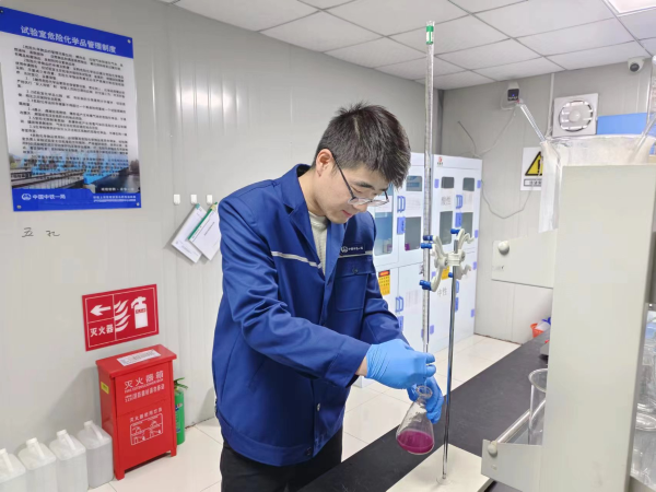 工作中的李海瑞